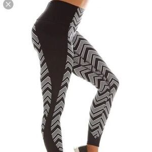 K-DEER yoga ankle leggings Size S black and white chevron geometric athleasuire